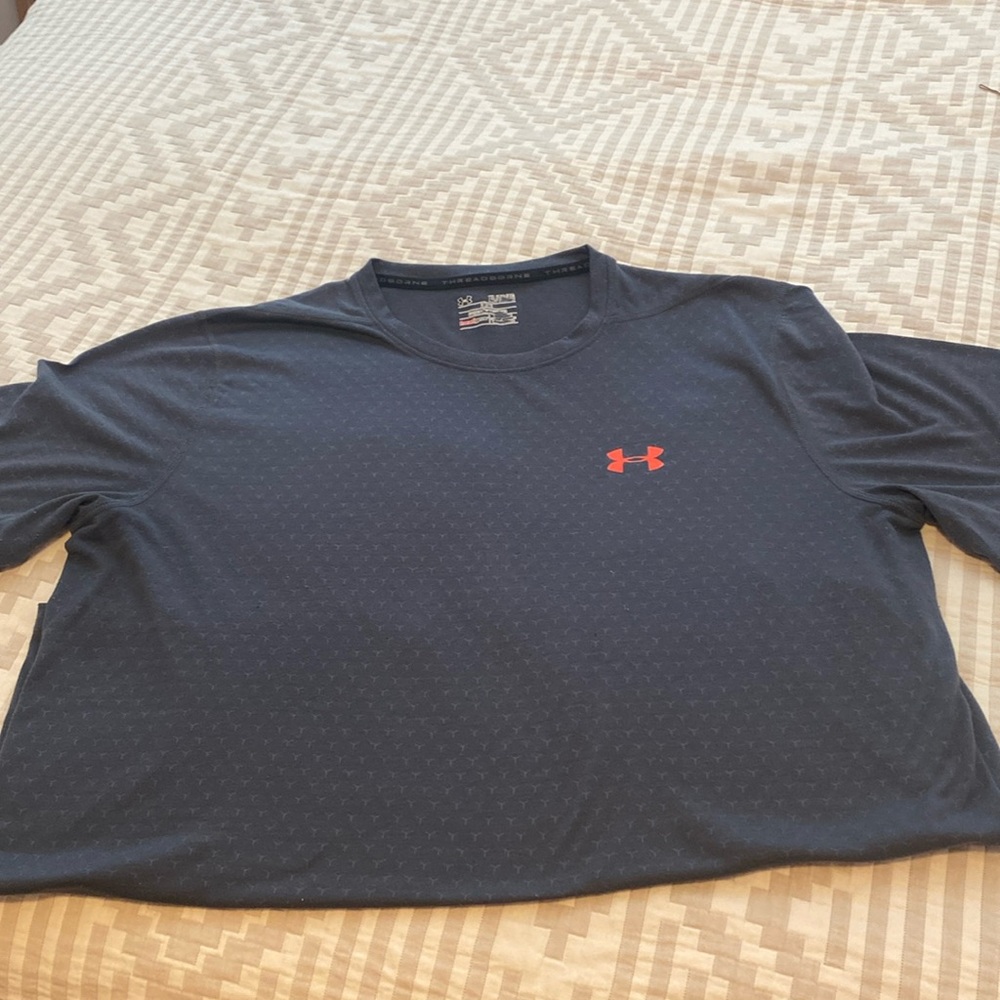 Men’s gray under armour shirt